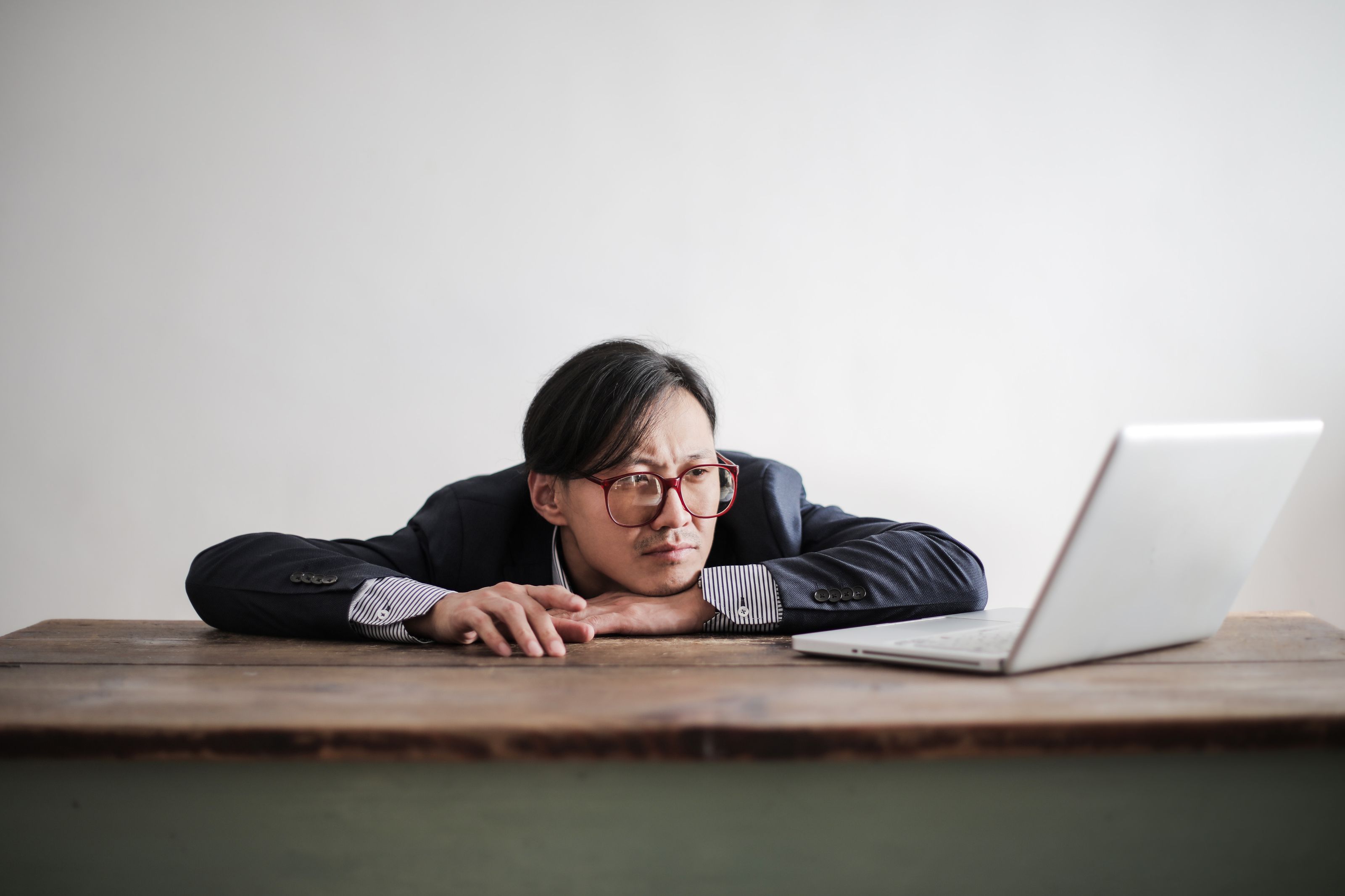 Colaborador desmotivado en el trabajo
